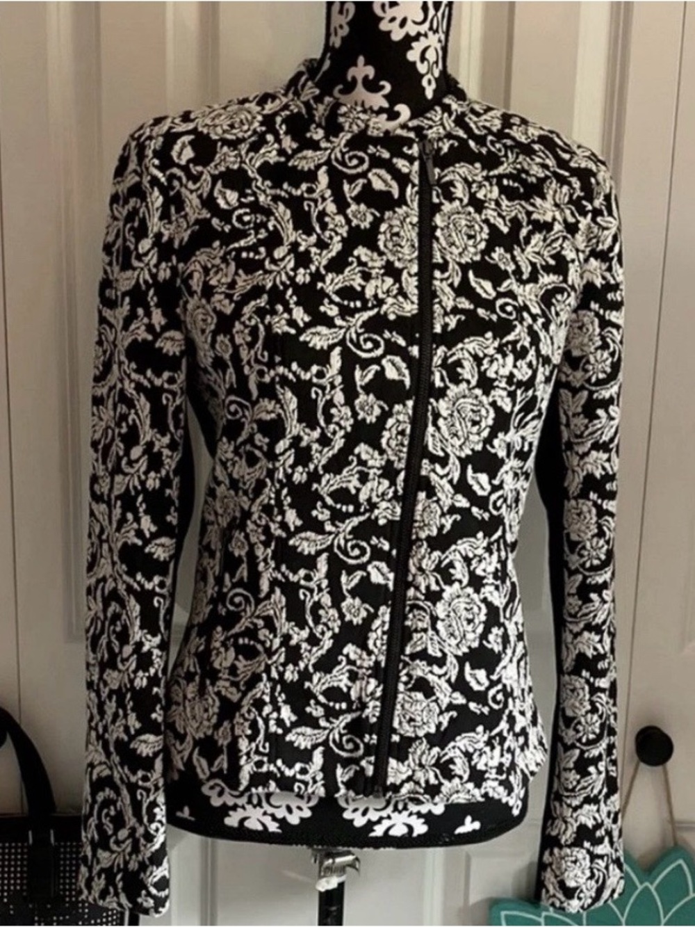 89th And Madison Black & White Floral Damask Tapestry Zip Front Jacket Size M